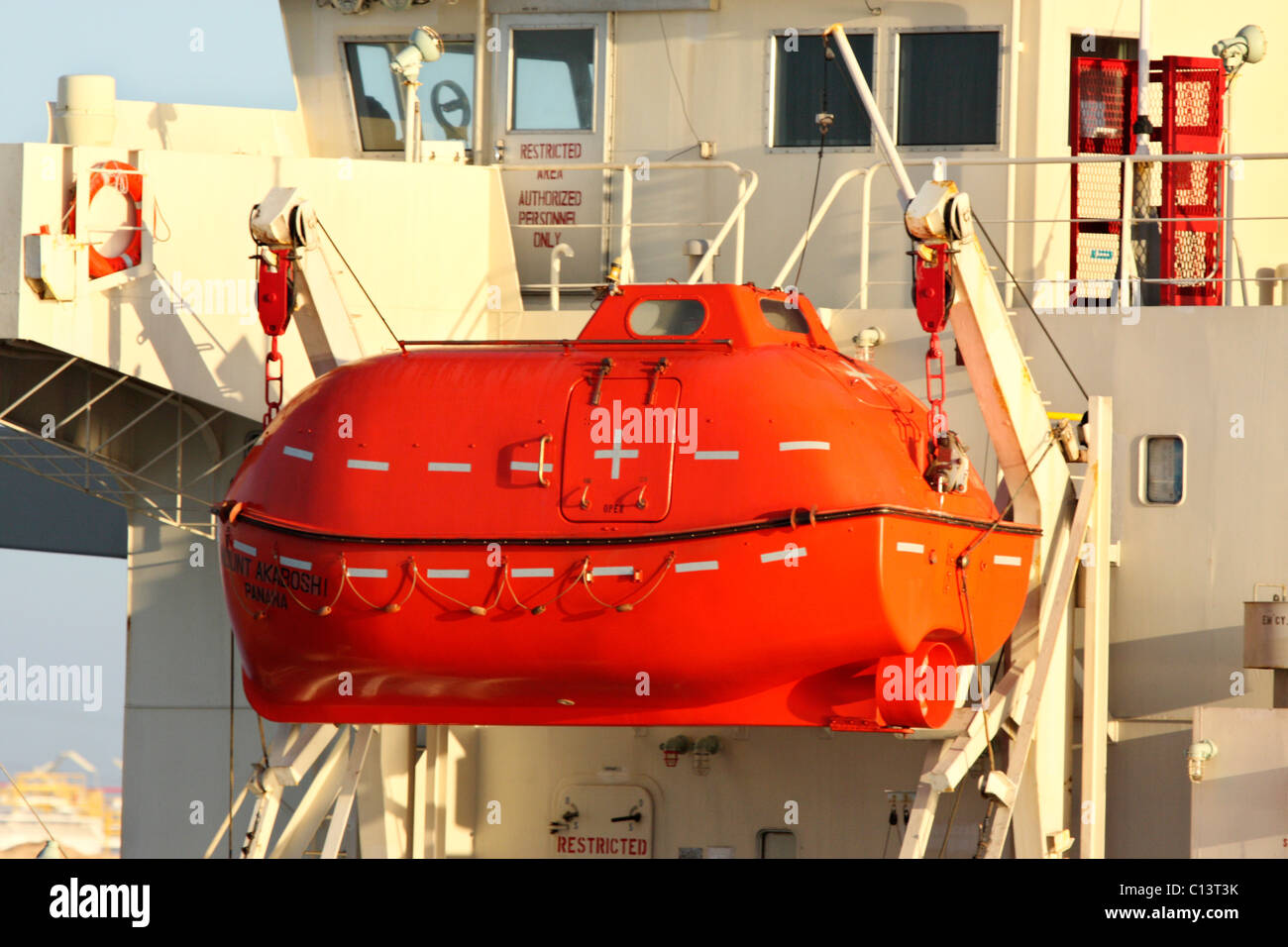 Rettungsboot Typ in einem Kreuzfahrtschiff eingeschlossen Stockfoto