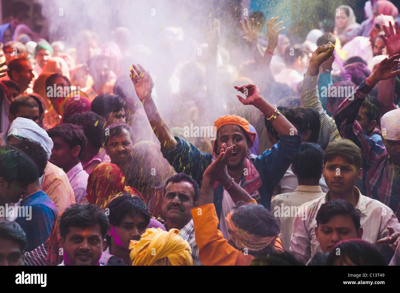 Gruppe von Menschen feiern Holi Festival, Barsana, Uttar Pradesh, Indien Stockfoto