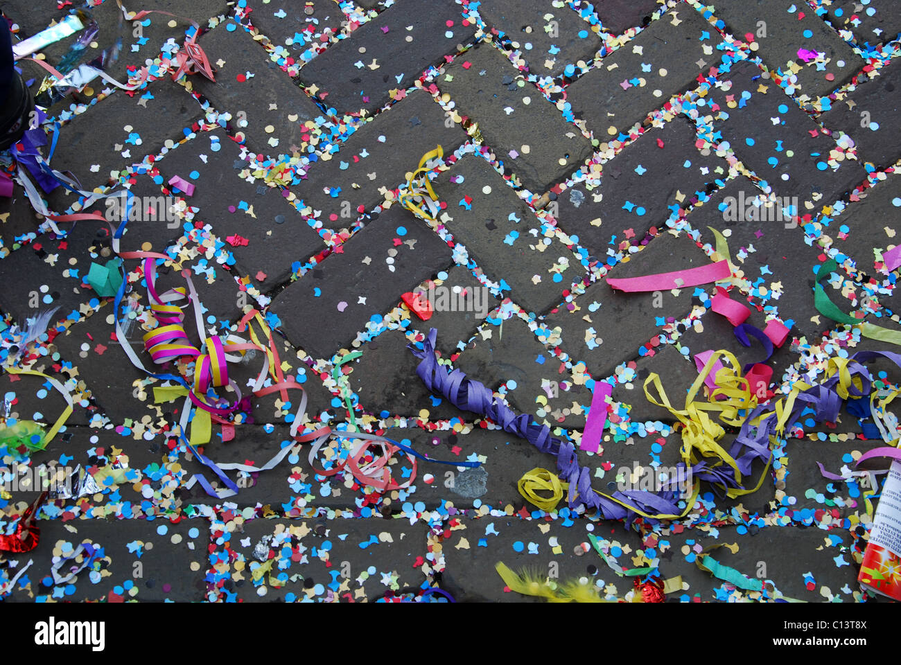 Konfetti auf den Straßen am Karneval Maastricht, Niederlande Stockfoto