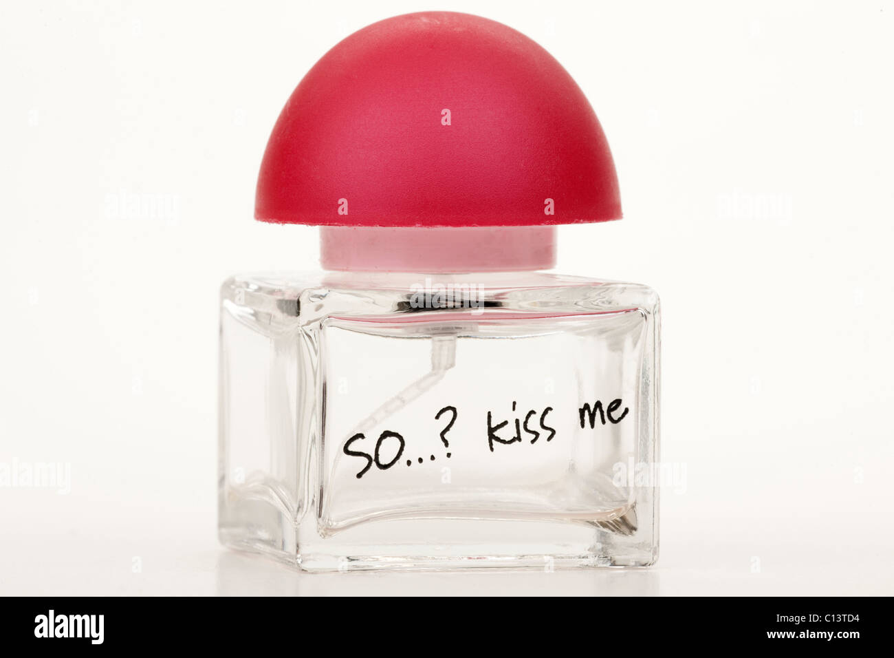 Rot gekrönt Parfüm-Flasche schreibt So Kiss Me Stockfoto