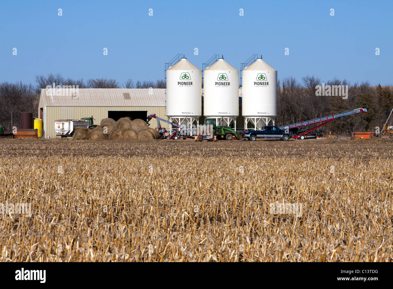 Drei landwirtschaftliche Metalltanks im ländlichen Nebraska 16.02.2011. Stockfoto