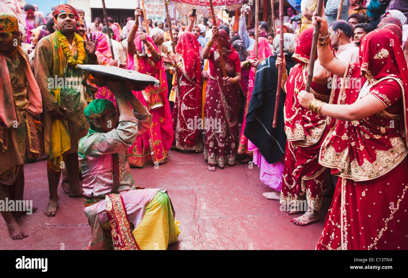 Leute feiern 'Lath Maar Holi' Festival, Barsana, Uttar Pradesh, Indien Stockfoto