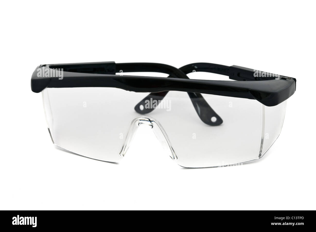 Atelier-Stilleben. Kunststoff Schutzbrille zum Schutz der Augen ausgeschnitten auf einem weißen Hintergrund in Nahaufnahme Stockfoto