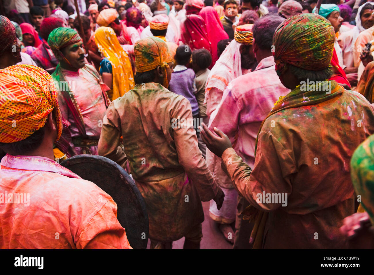Leute feiern Holi Festival, Barsana, Uttar Pradesh, Indien Stockfoto