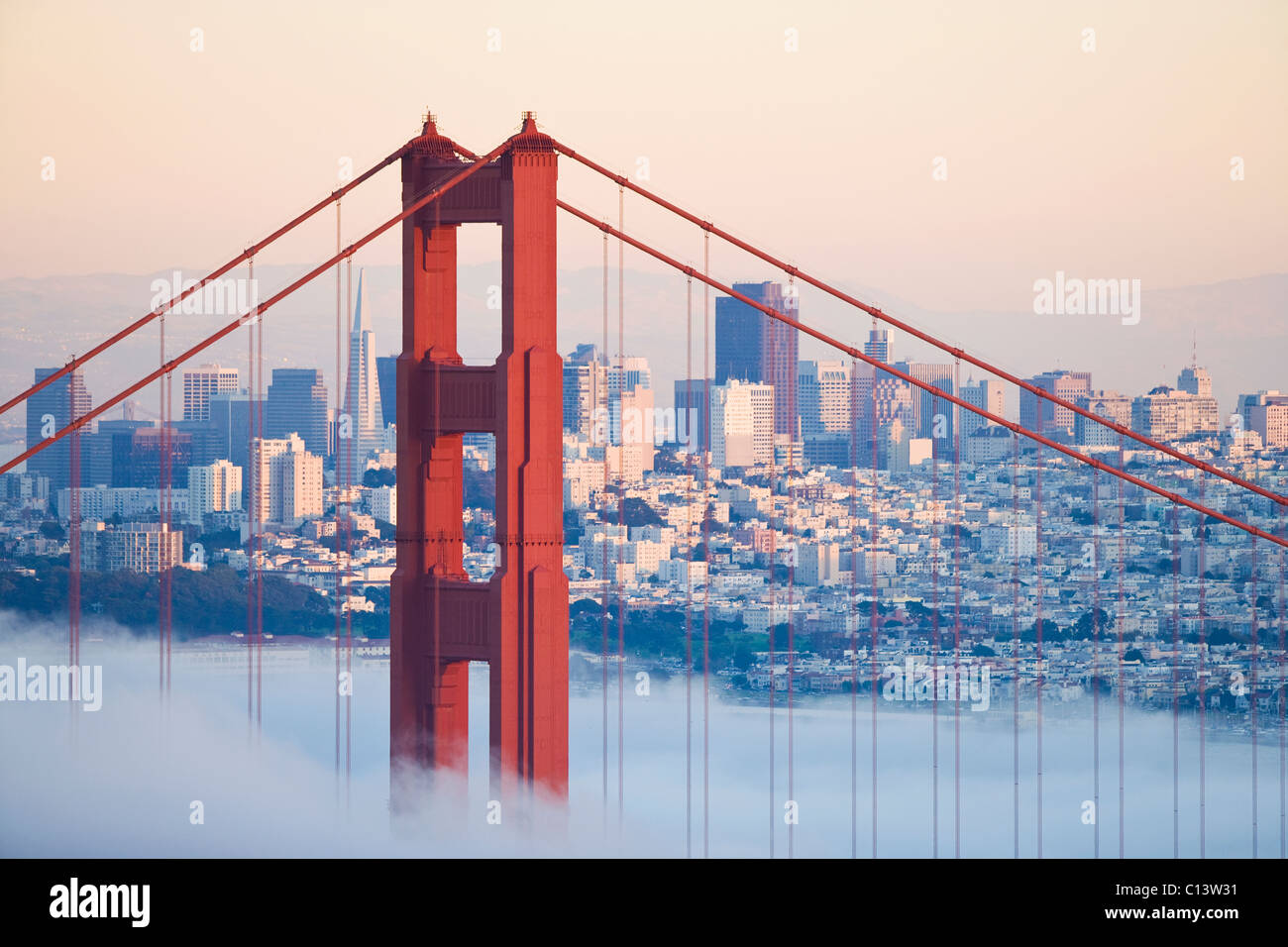 USA, Kalifornien, San Francisco, Golden Gate Bridge im Nebel Stockfoto