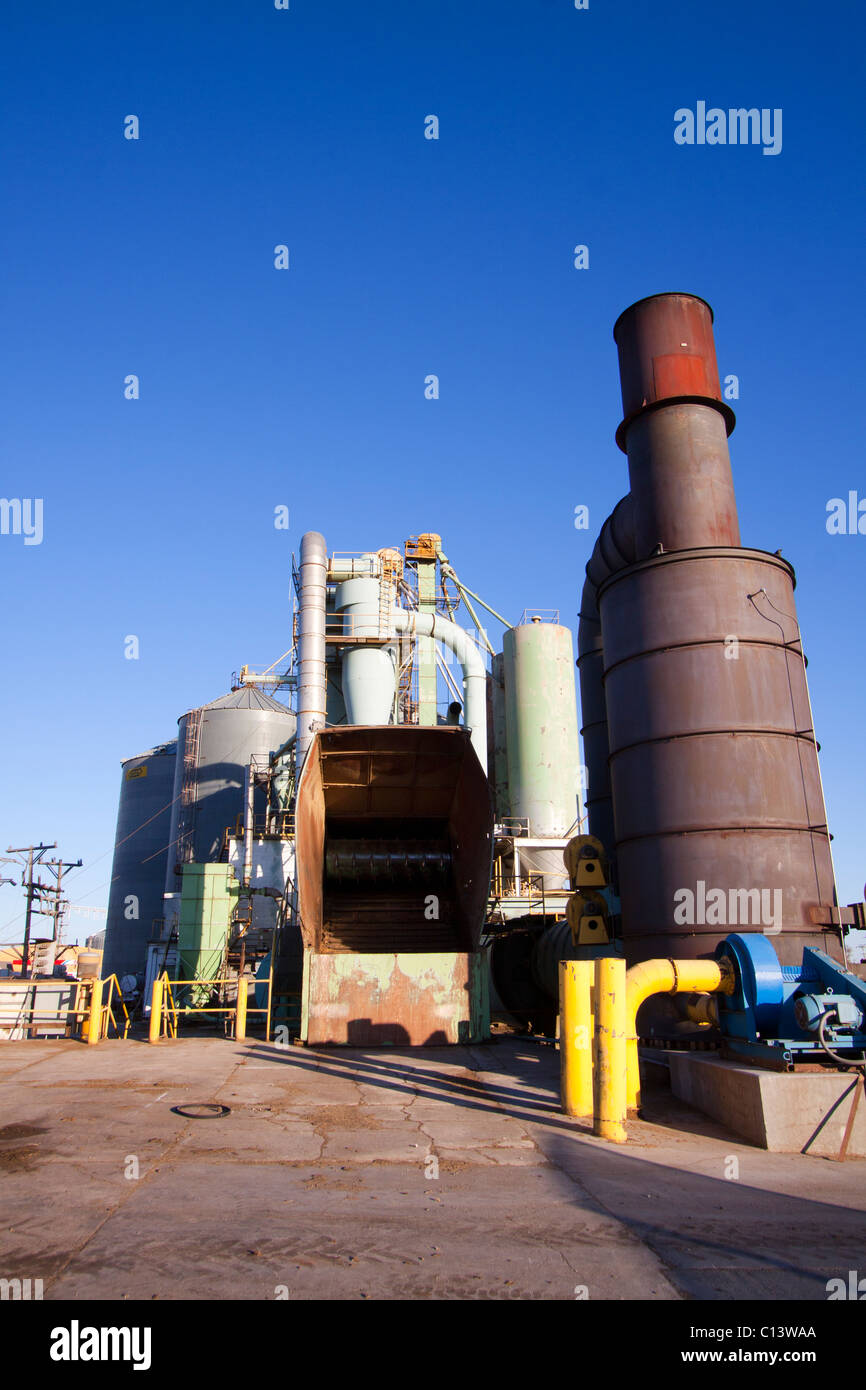 Landwirtschaftlichen Silos und Luzerne Trocknungsanlagen im ländlichen Nebraska, USA, 17.02.2011 Stockfoto