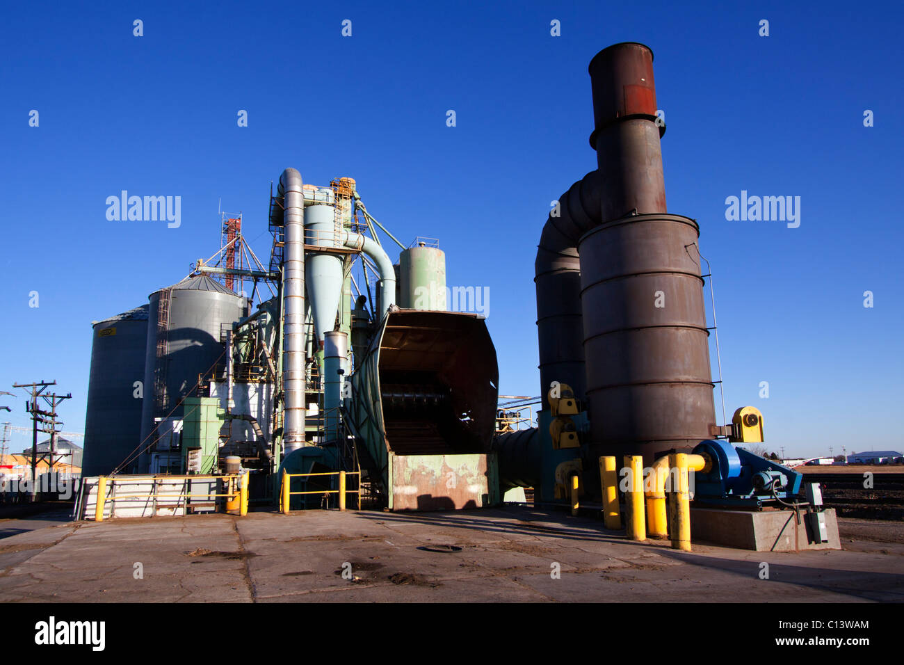 Landwirtschaftlichen Silos und Luzerne Trocknungsanlagen im ländlichen Nebraska, USA, 17.02.2011 Stockfoto