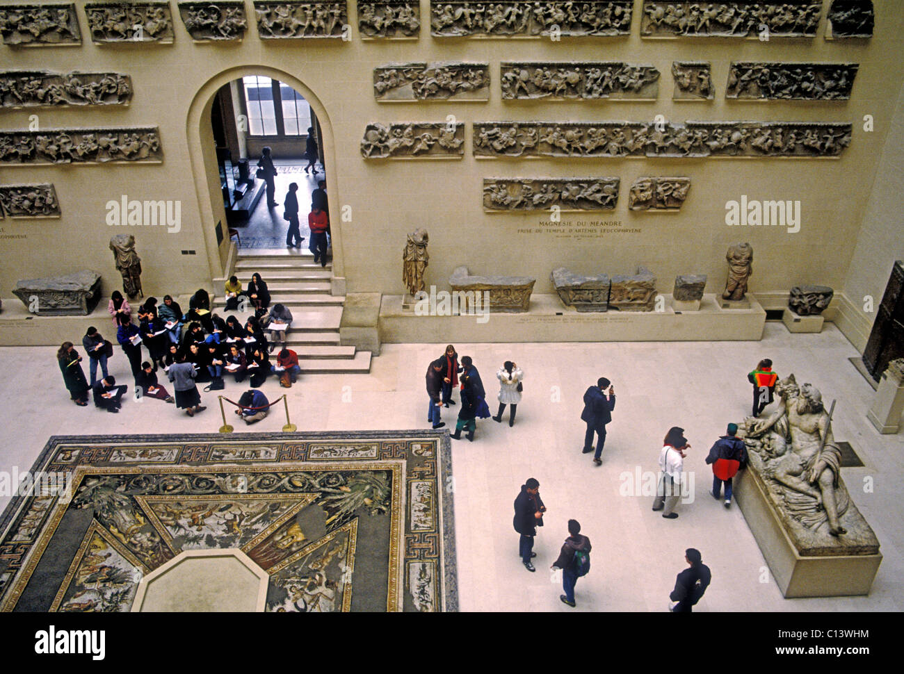 Menschen, Studenten auf Exkursion, griechische Antiquitäten bei Denon Galerie, Louvre Museum, Kunstmuseum, Museum, Paris, Ile-de-France, Frankreich Stockfoto