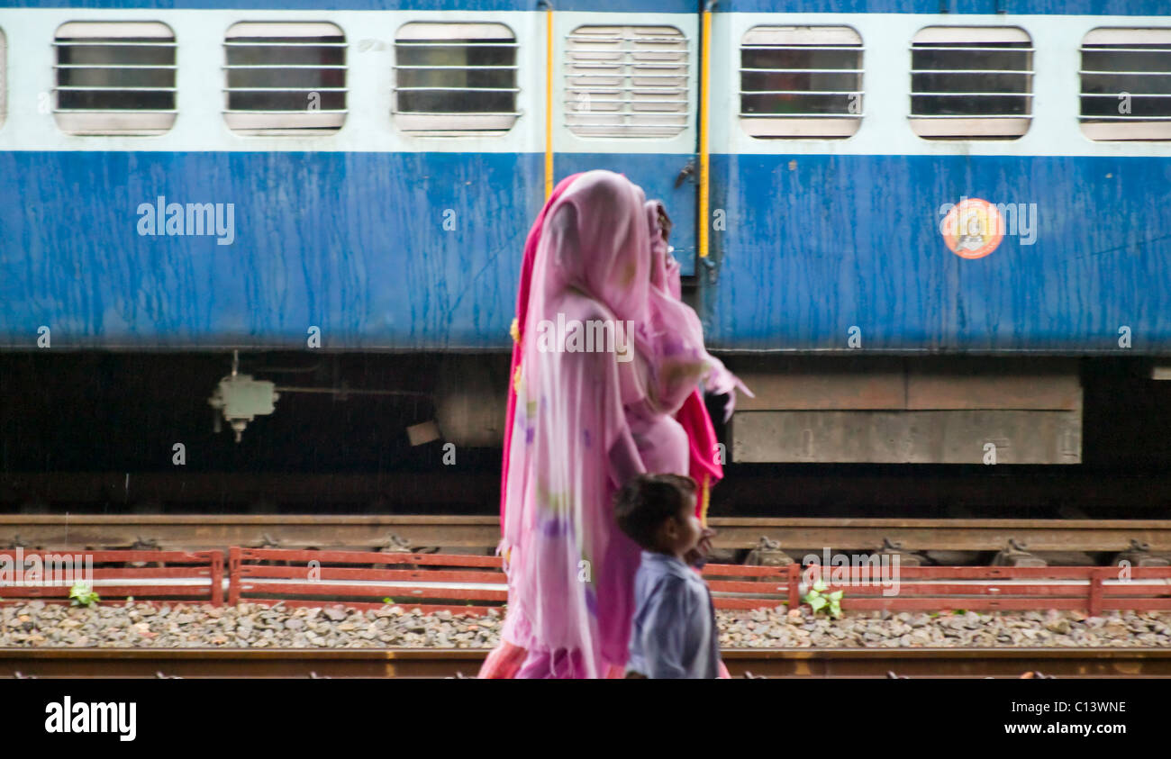 Menschen am Bahnhof, Chandigarh, Indien Stockfoto