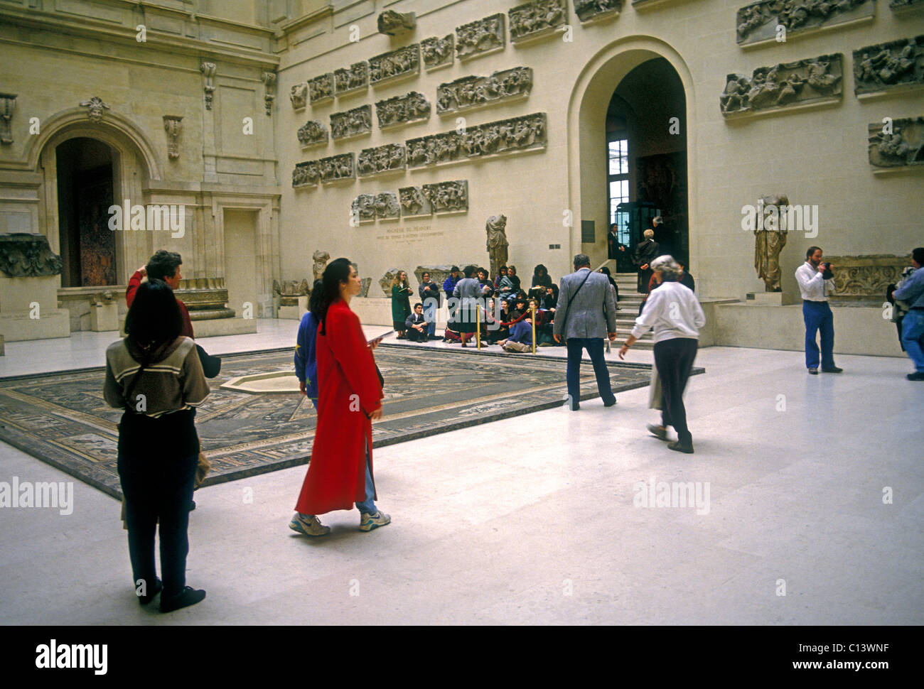 Leute, Touristen Besucher der griechischen Antiquitäten bei Denon Galerie, Louvre Museum, Kunstmuseum, Museum, Paris, Ile-de-France, Frankreich Stockfoto