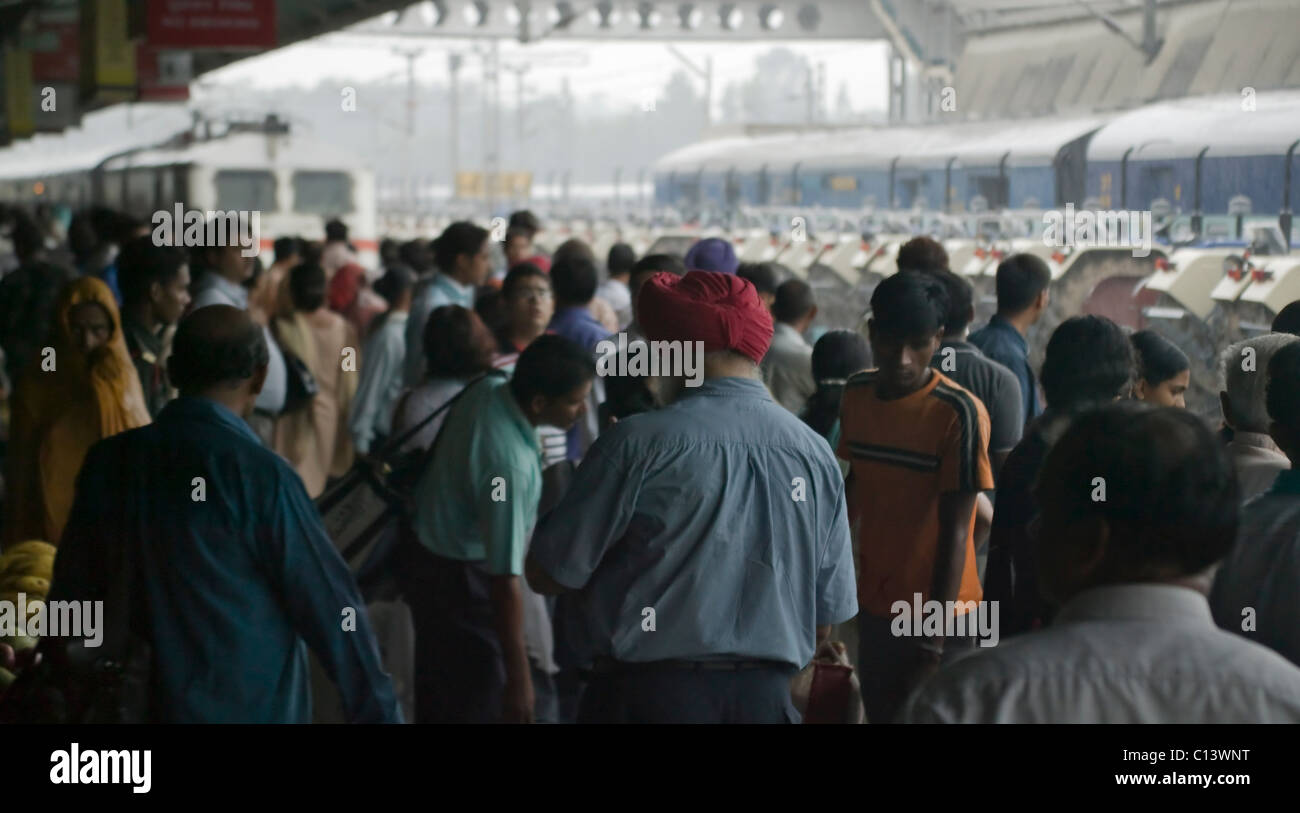 Menschen am Bahnhof, Chandigarh, Indien Stockfoto