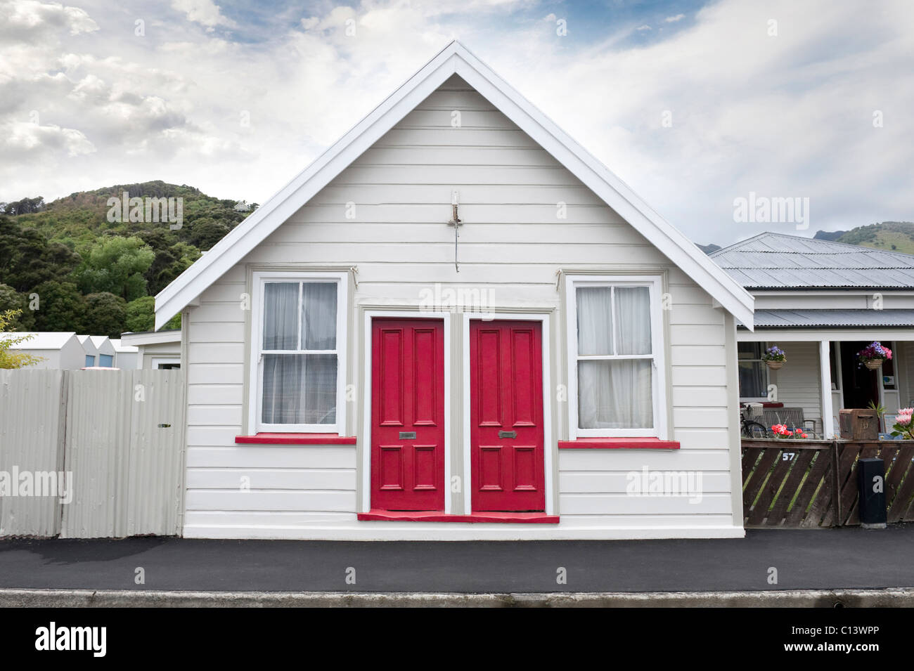 Eine ungewöhnliche hölzerne Doppelhaushälfte Stilhaus in Akaroa, Banks Peninsula, Neuseeland Stockfoto