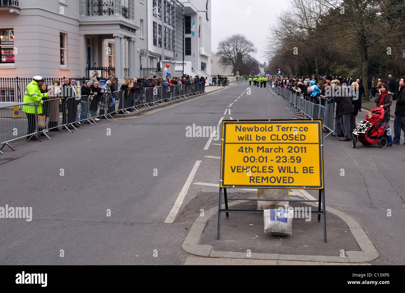 Straßenschild Schließung für Besuch von Queen, Leamington Spa, England Stockfoto