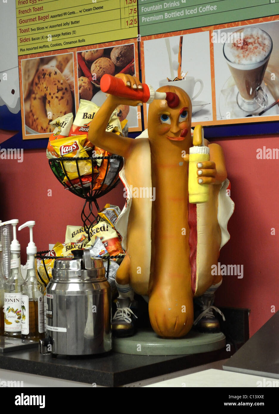 Zeichentrickfiguren schmücken eine Mittagstheke in einem Eiscafé und einem Wochenladen in Florida Beach Resort. Stockfoto