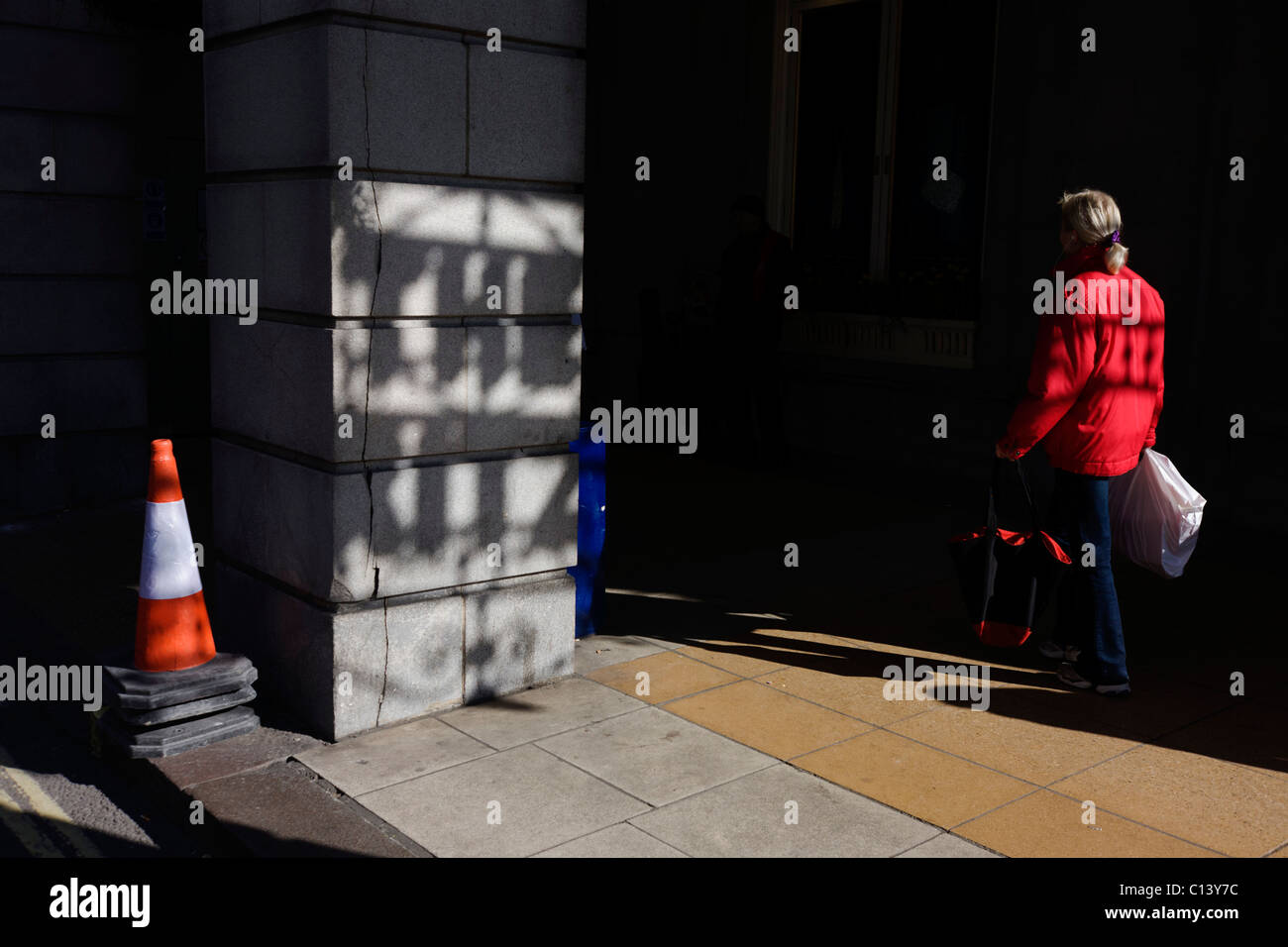 Mittags Passant geht vorbei an einen Schatten des Zeichens Ritz Hotel, zeigt auf einer Säule vor dem berühmten Londoner Wahrzeichen. Stockfoto