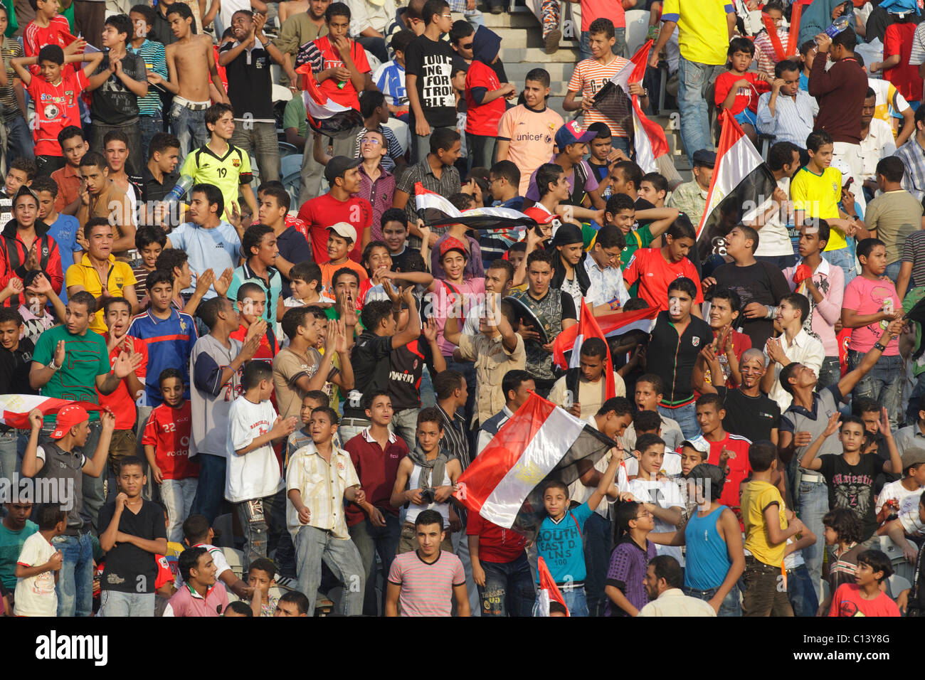 Junge Zuschauer Applaus und Gesang vor der 2009 FIFA U-20 WM-dritten Platz und Meisterschaft Fußballspiele in Kairo Ägypten Stockfoto