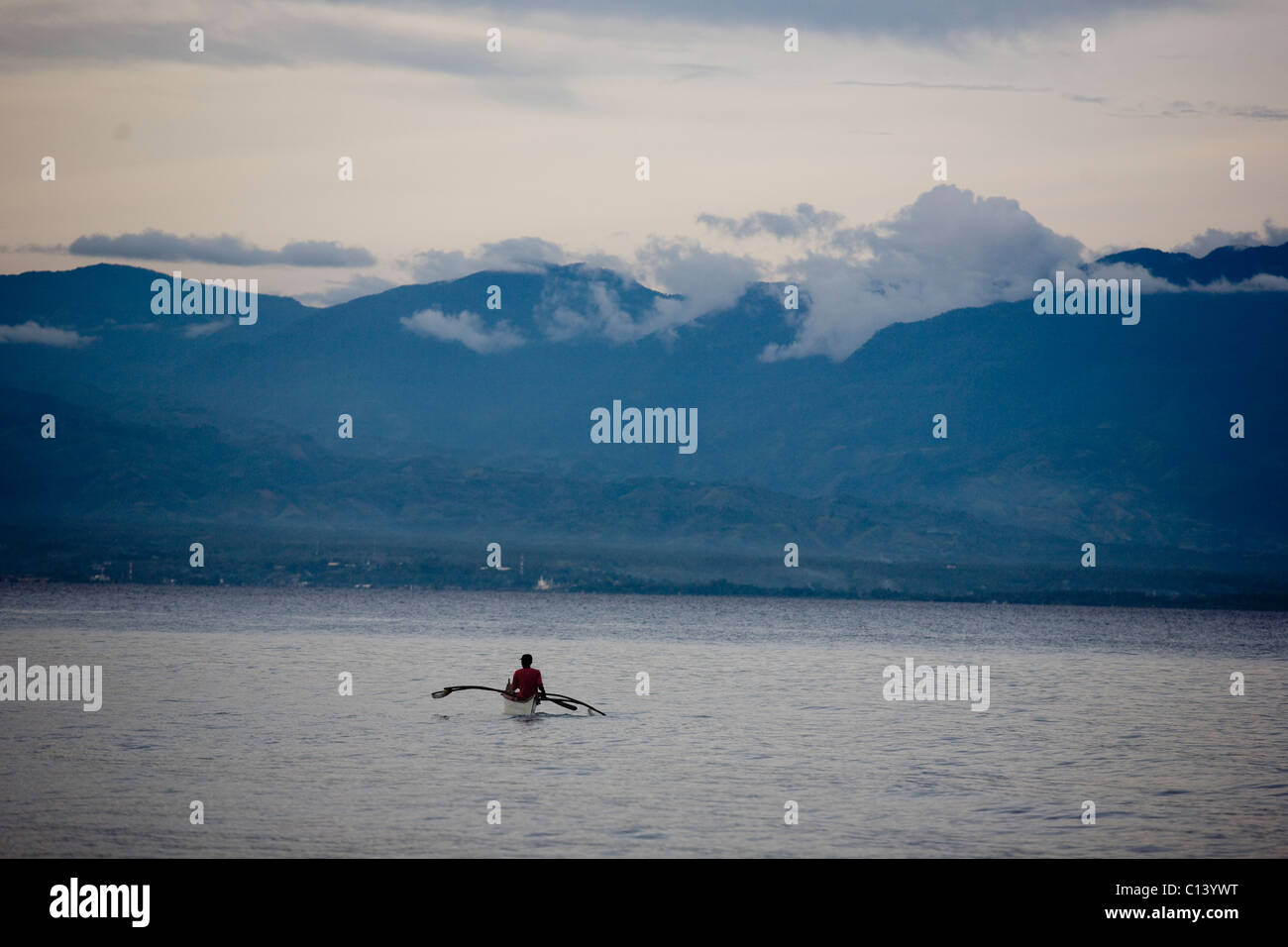 Kleines Ruderboot im Südchinesischen Meer Stockfoto