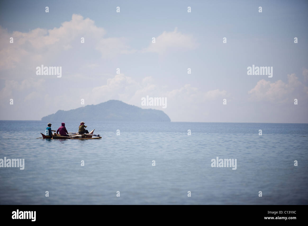 Kleines Ruderboot im Südchinesischen Meer Stockfoto