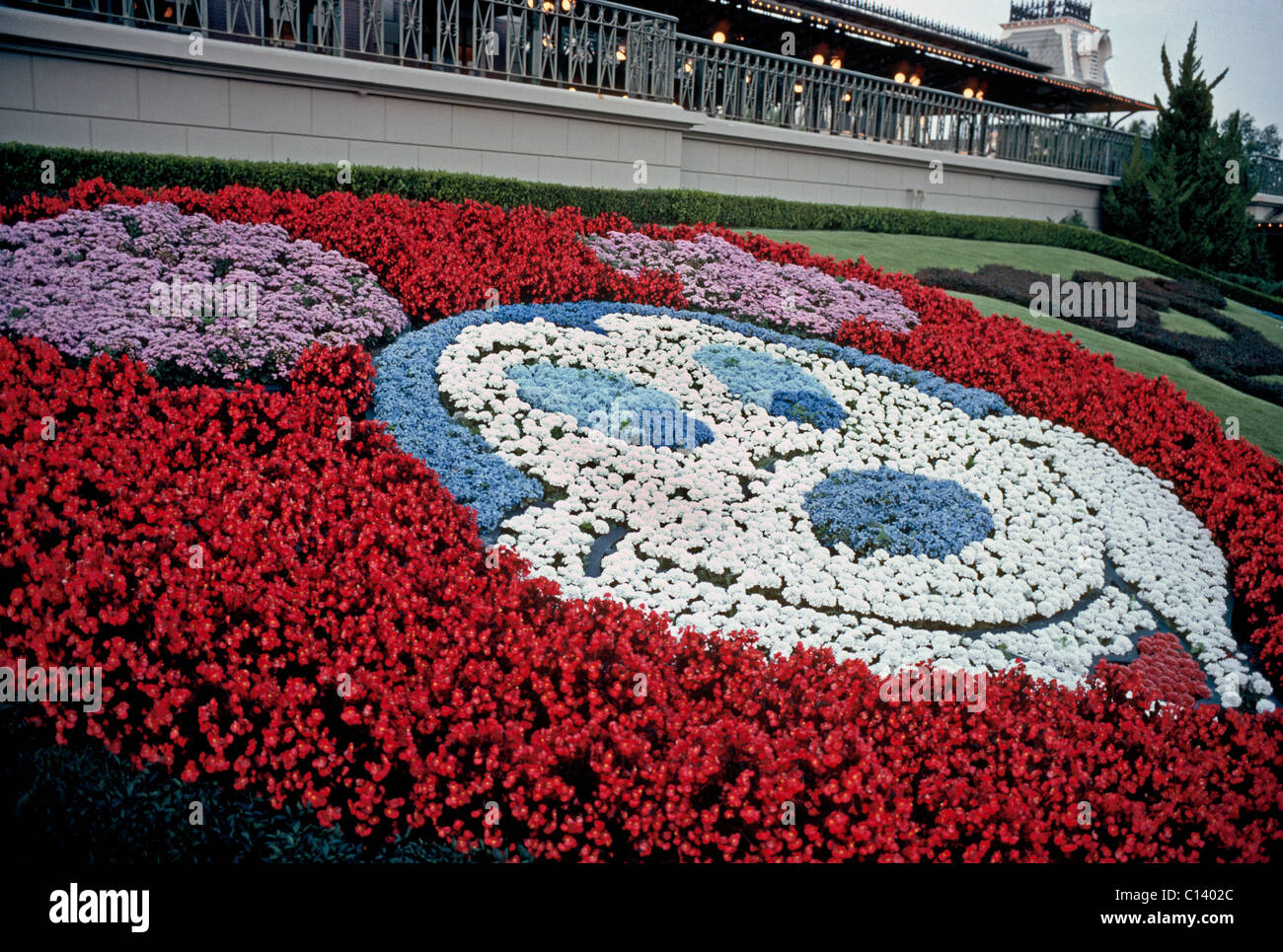 Das bekannte Gesicht der Comicfigur entsteht Mickey Mouse mit bunten Blumen im Walt Disney World in Orlando, Florida, USA. Stockfoto