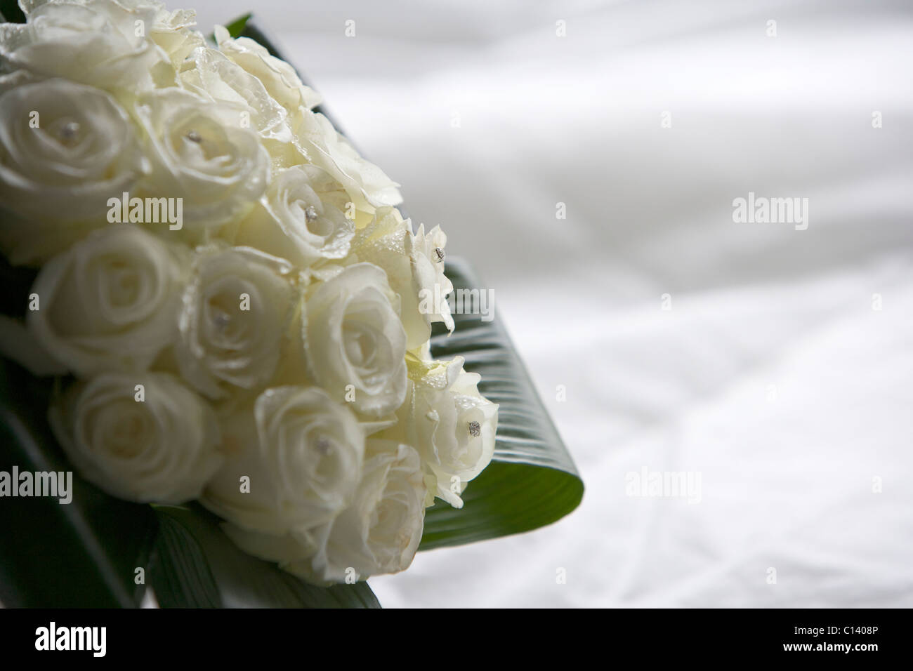 Brautstrauß aus weißen Rosen liegen auf einem weißen Hintergrund Stockfoto