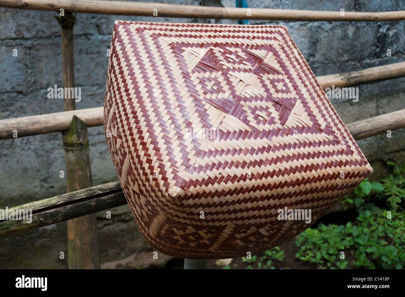Traditionelle gewebte Muster auf einem Korb verwendet für den Transport von Tempelopfern in Bali Stockfoto