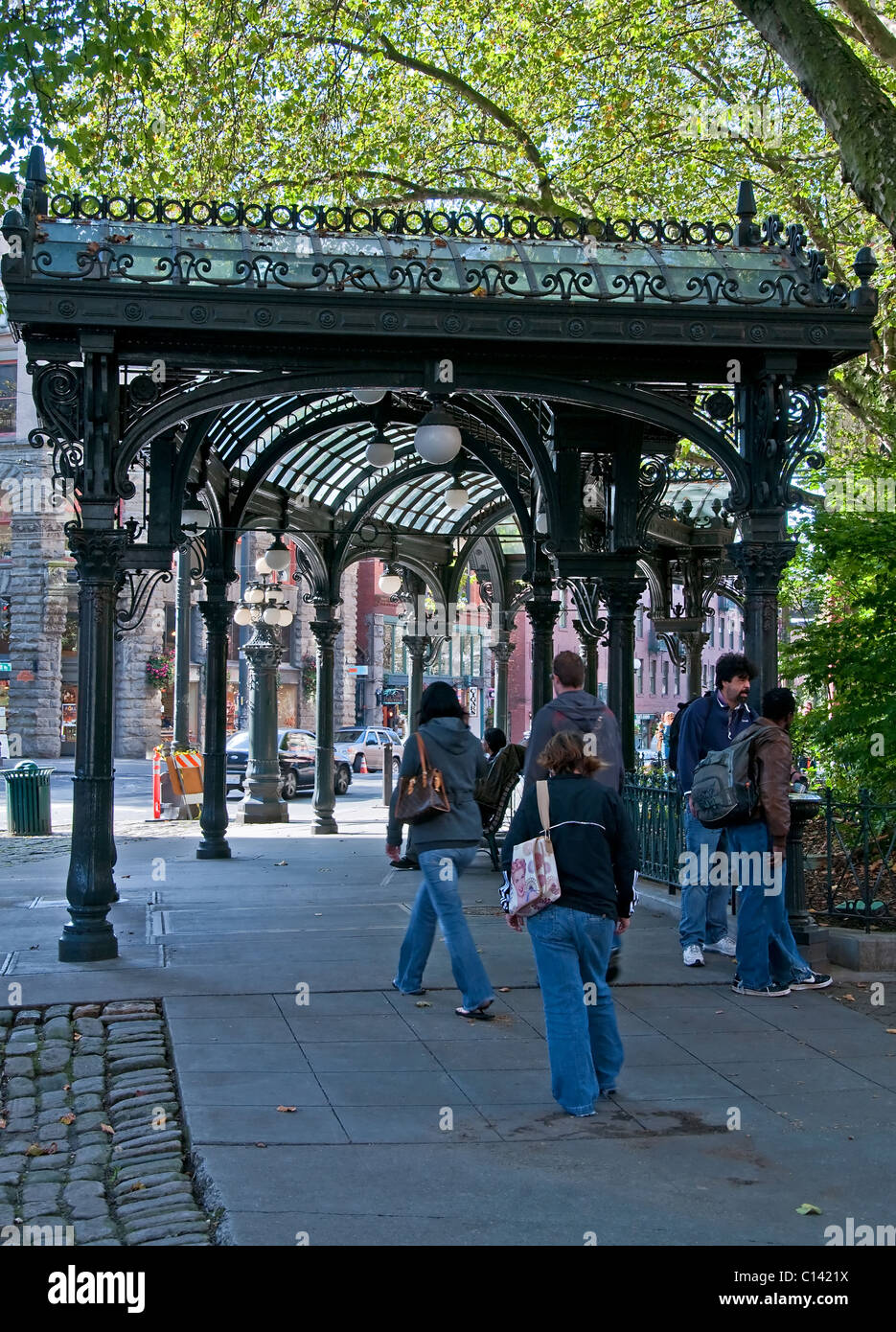 Diese vertikale Bild zeigt eine Stadt Straßenszene von Pioneer Square in der Innenstadt von Seattle, Wa, in King County. Stockfoto