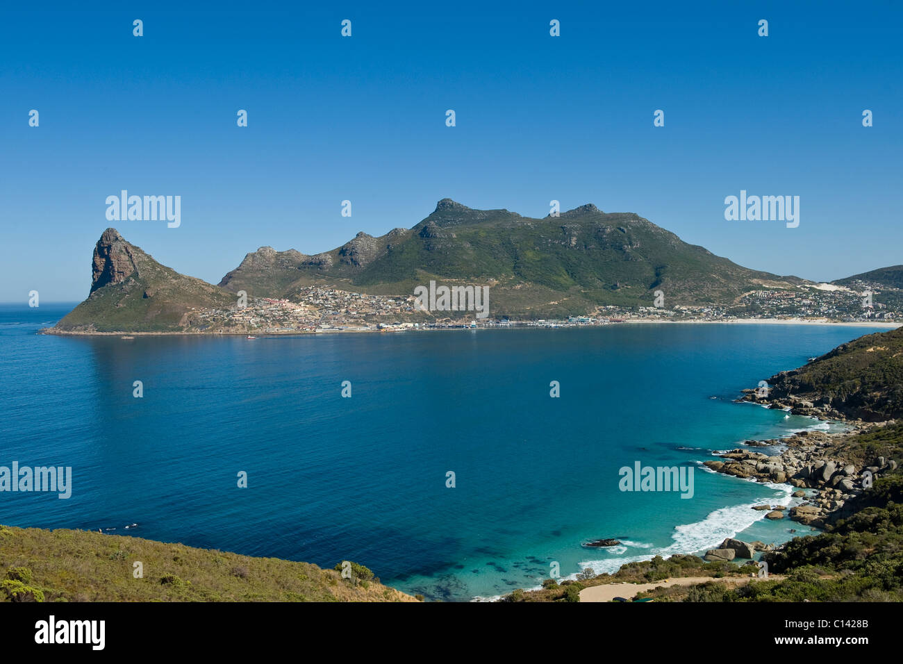 Die Sentinel Rock und Hout Bay, Kapstadt, Südafrika Stockfoto