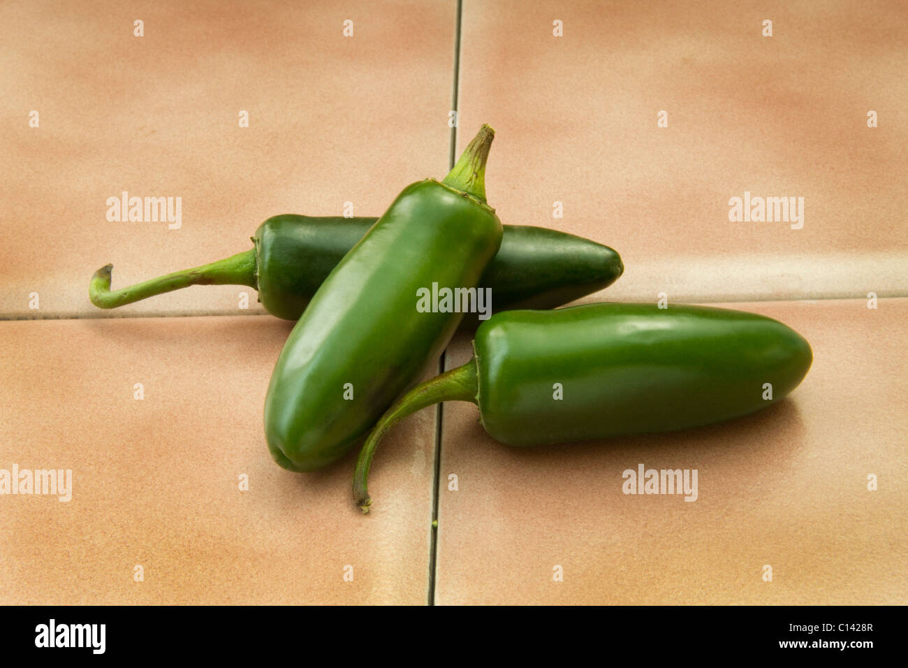 Jalapeño Pfeffer warme Speisen scharfen mexikanischen Latin Spanisch Kick rot Geschmack Biss Capsaicin Geschmack ethnischen grüne Rezept kochen chili Stockfoto