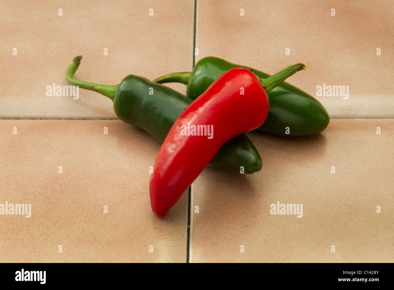 Jalapeño Pfeffer warme Speisen scharfen mexikanischen Latin Spanisch Kick rot Geschmack Biss Capsaicin Geschmack ethnischen grüne Rezept kochen chili Stockfoto