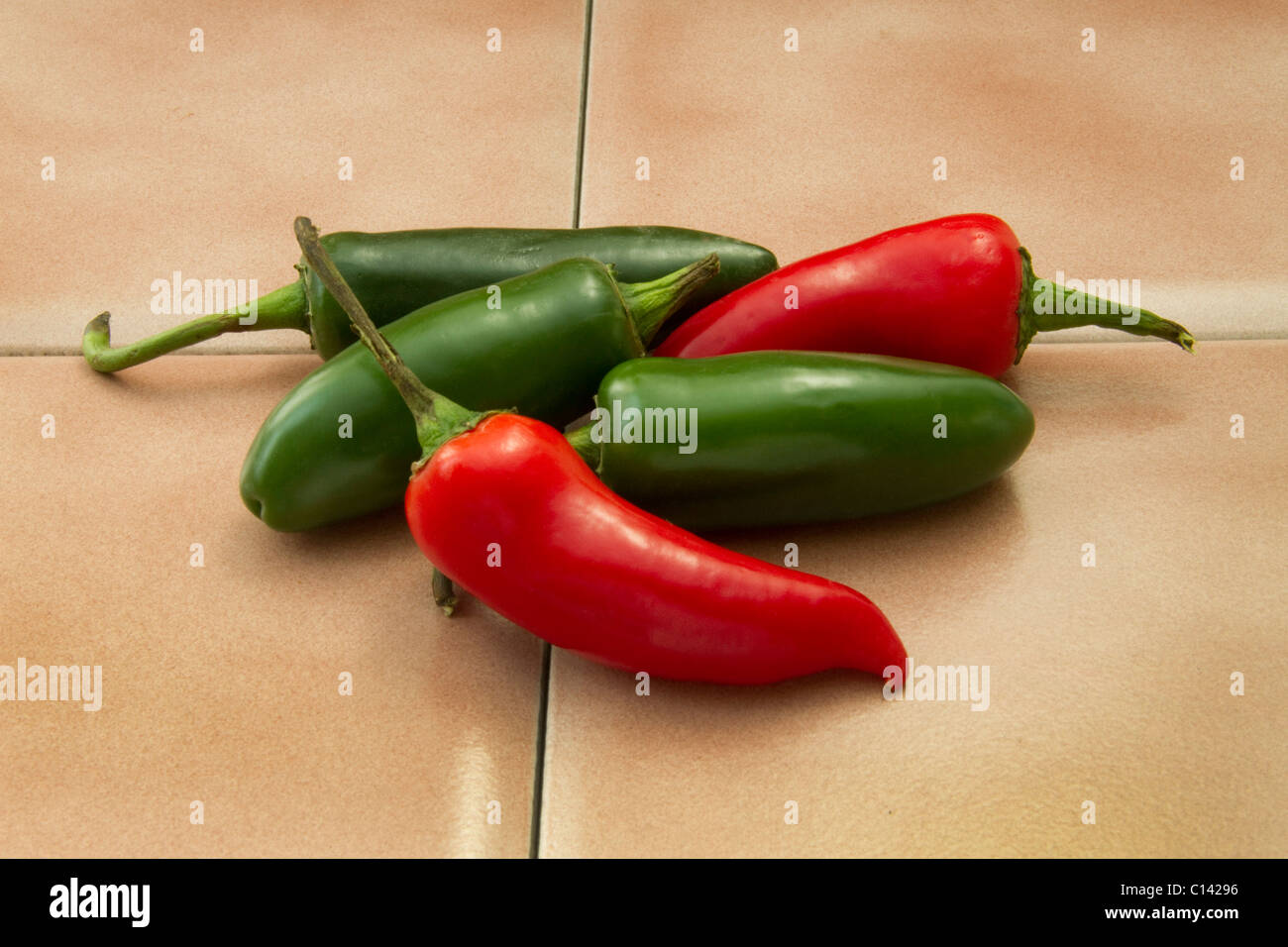 Jalapeño Pfeffer warme Speisen scharfen mexikanischen Latin Spanisch Kick rot Geschmack Biss Capsaicin Geschmack ethnischen grüne Rezept kochen chili Stockfoto