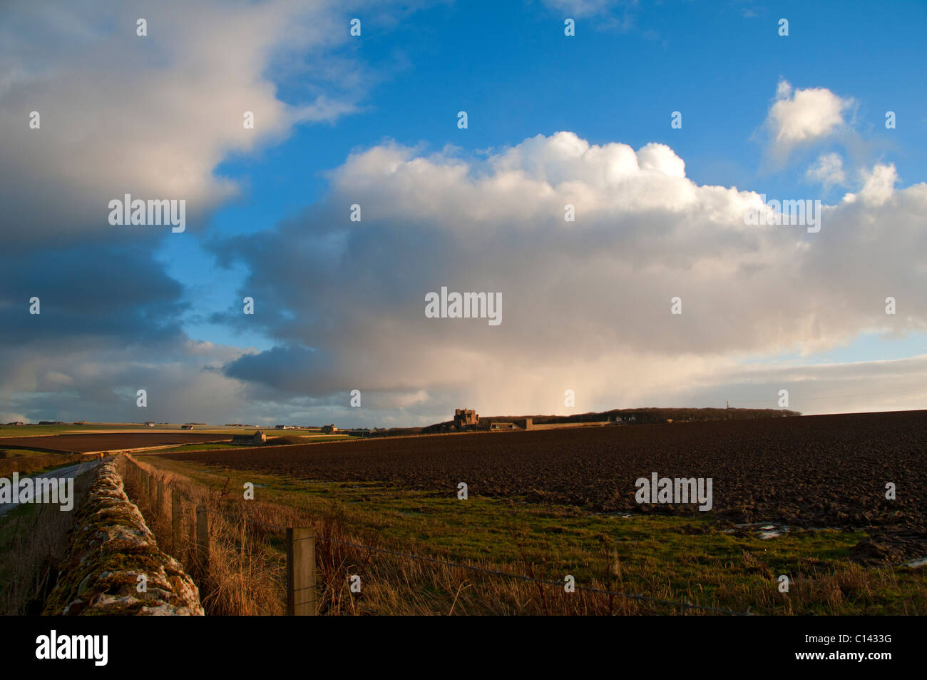 Dusche-Wolke über das Castle of Mey, Caithness, Schottland, UK Stockfoto