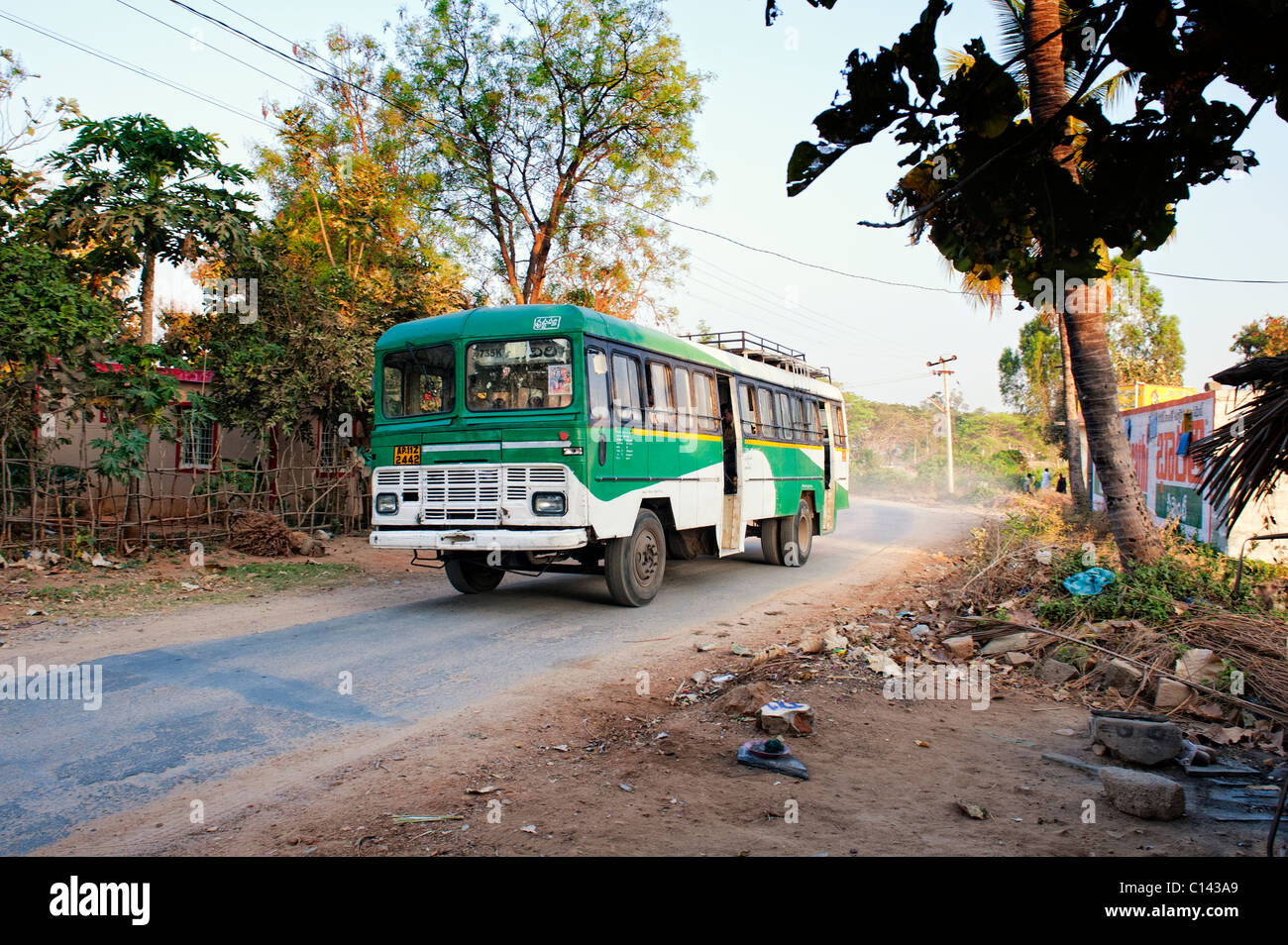 Indischen Bus / Reisebus Reisen am frühen Morgen auf dem Lande. Andhra Pradesh, Indien Stockfoto