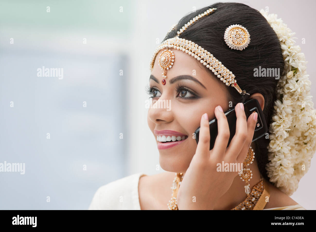 Braut in traditionellen südindischen dress telefonieren mit einem Handy Stockfoto