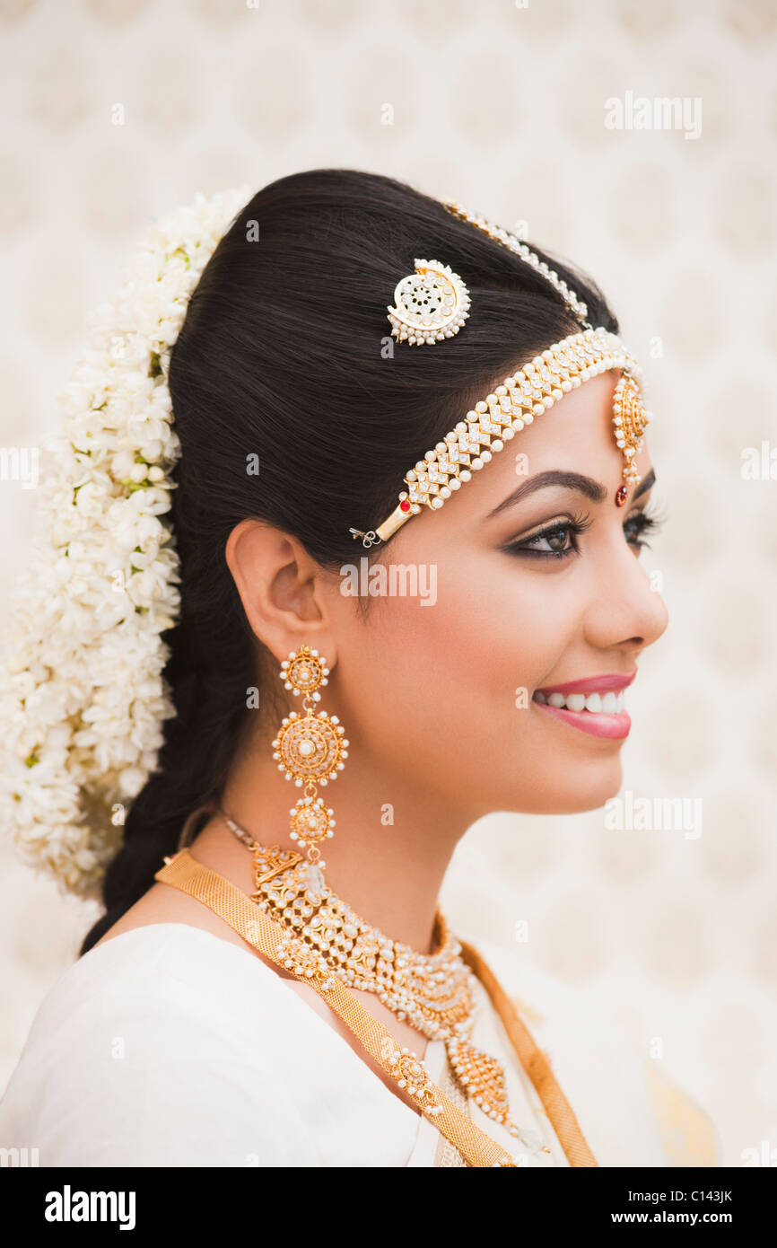Braut in traditionellen südindischen dress lächelnd Stockfoto