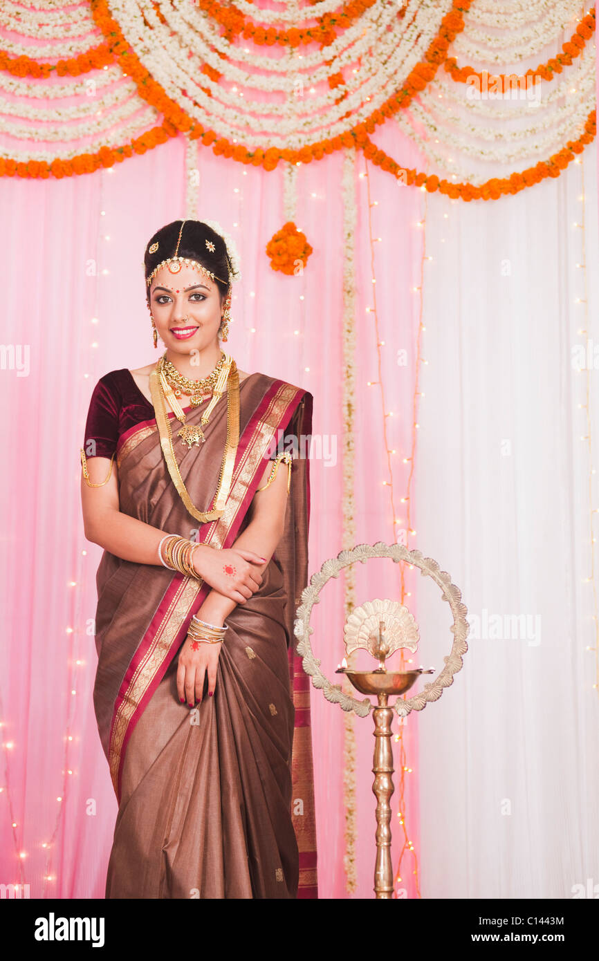 Braut im traditionellen südindischen Kleidung stehen bei Hochzeit mandap Stockfoto