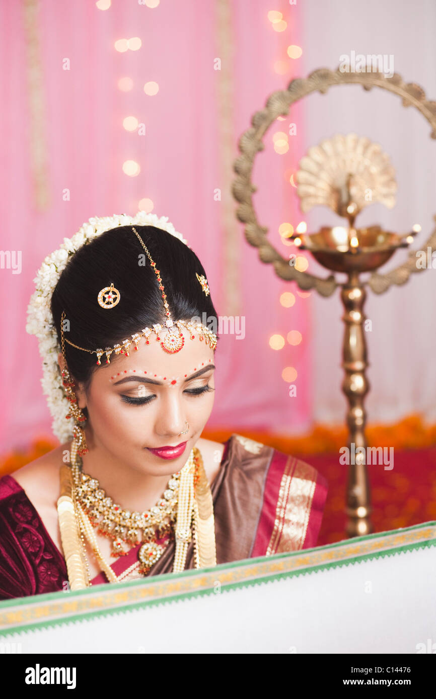 Braut bei der Hochzeit Mandap während Maangalya Dharanam an der Süd-indischen Hochzeit Zeremonie Stockfoto