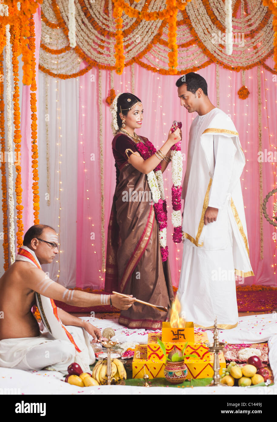 Indian Hindu Women Colour Other Stockfotos Und Bilder Kaufen Alamy