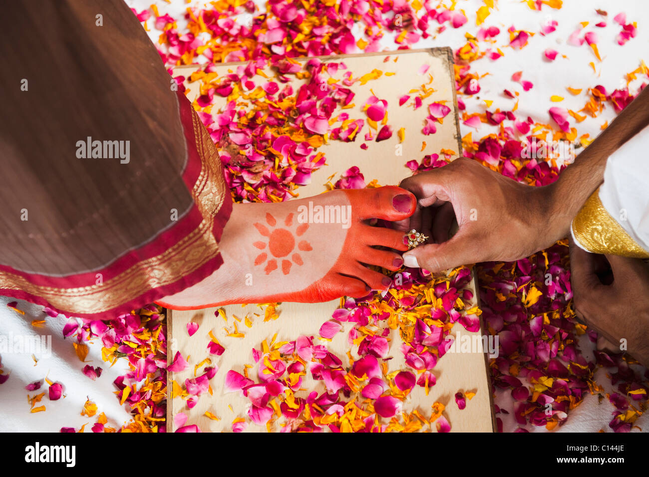 Bräutigam, ein Zehenring auf die Braut Zehe während südwärts Inder Hochzeit Zeremonie Stockfoto