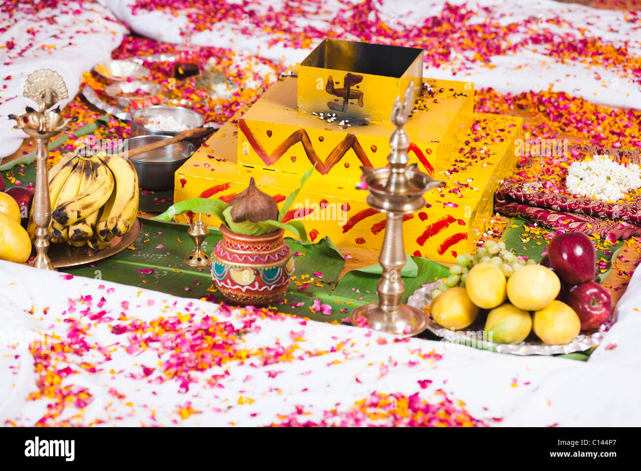 Indian Hindu Wedding Ceremony Kalash Stockfotos Und Bilder Kaufen Alamy