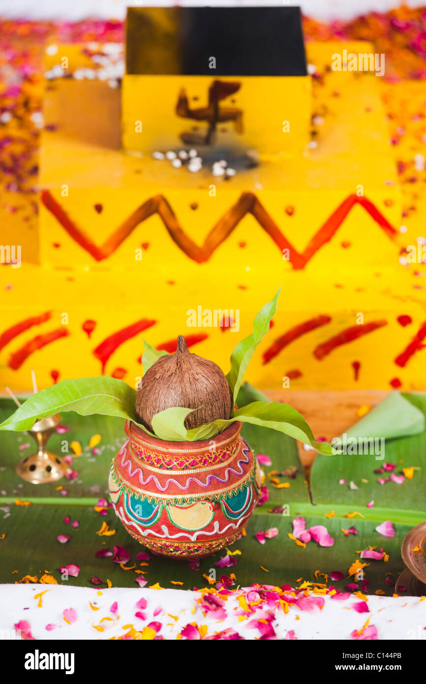 Havan "Kund" bei der Hochzeit Mandap während südwärts Inder Hochzeit Zeremonie Stockfoto