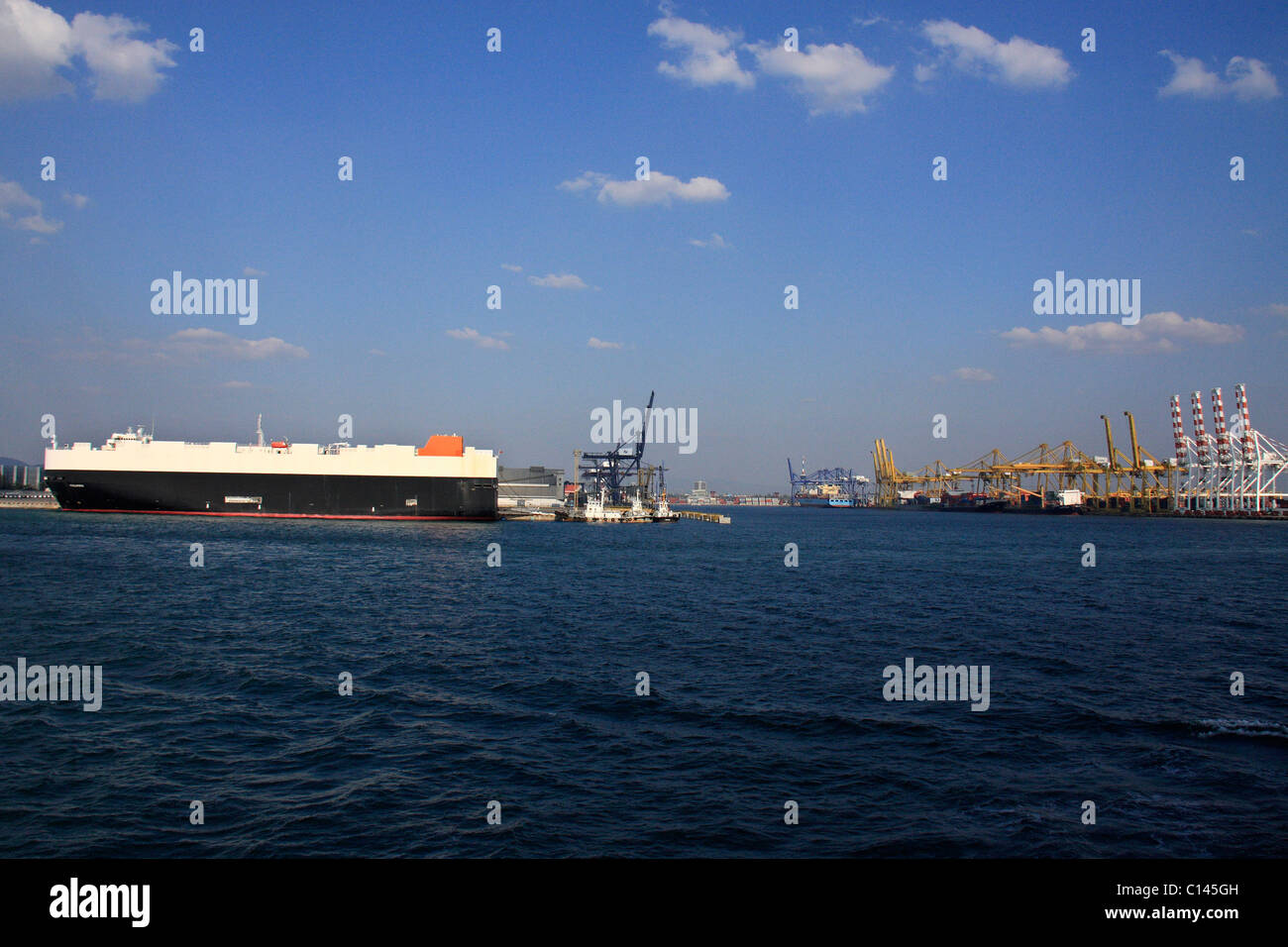 Auto-Träger Schiffen und in Hafenanlagen Operationen von einem Hafen in Thailand, Asien Stockfoto