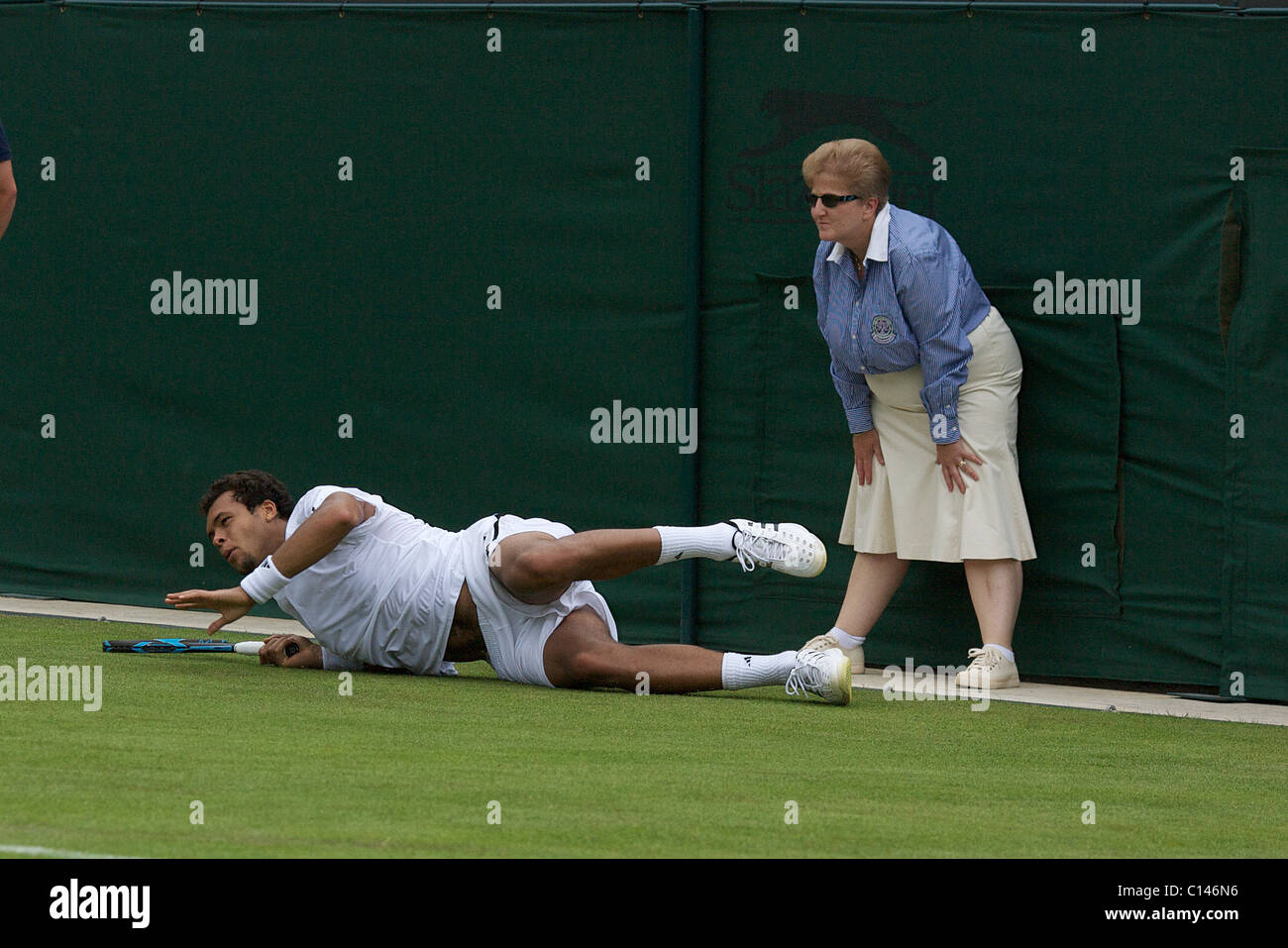 Jo-Wilfred Tsonga, Frankreich in Aktion bei den All England Lawn Tennis Championships in Wimbledon, London, England. Stockfoto