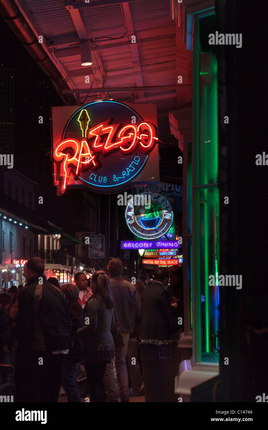 Neon-Schilder für Bars und Clubs auf der Bourbon Street in New Orleans in der Nacht Stockfoto