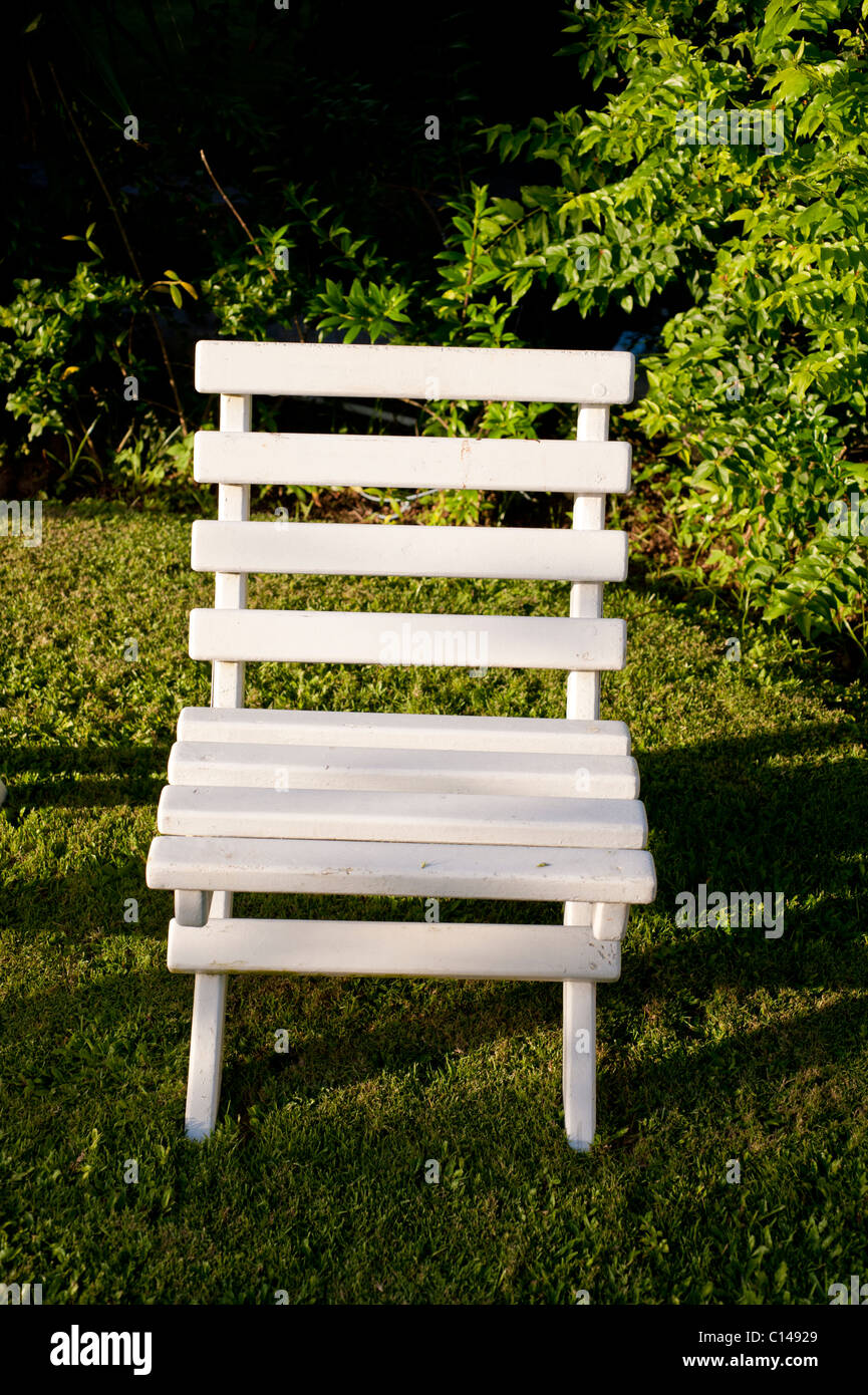 Weißer Stuhl im Sonnenlicht, Tobago Stockfoto