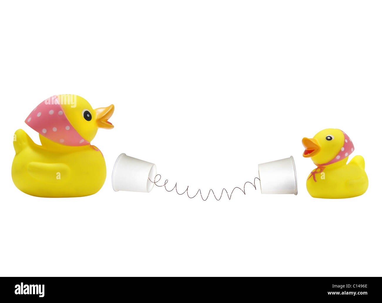 Ente und ein Entlein Kommunikation mit String und Papier Tasse Telefon, Telefon Blechdose im Einsatz Stockfoto