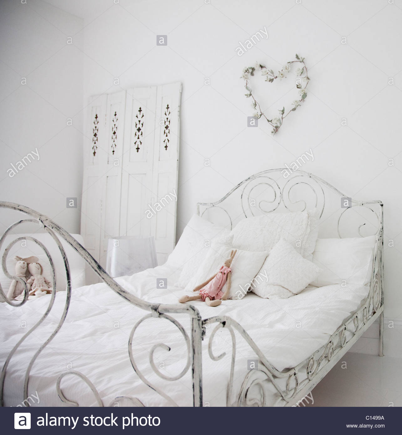Weiße, altmodische Bett im eleganten Schlafzimmer Stockfoto, Bild ... Weiße, altmodische Bett im eleganten Schlafzimmer Stockfoto, Bild ...