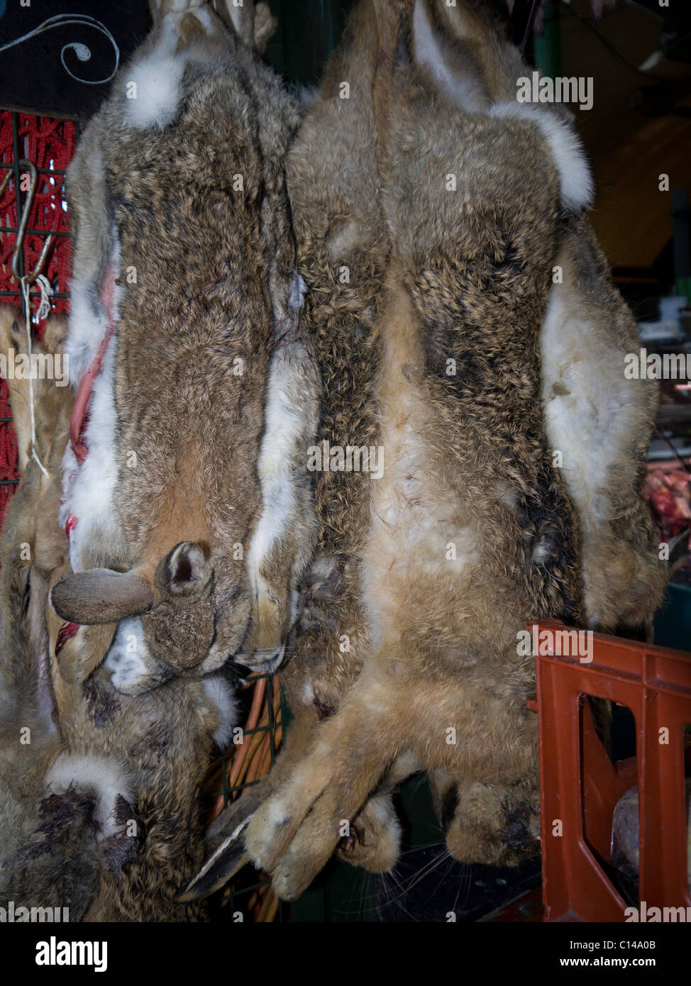 Hasen hängen an Haken im Borough Market, Verkauf im Einzelhandel Stockfoto