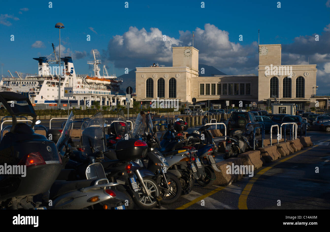 Geparkten Roller und Motorräder am Hafen von Neapel Kampanien Italien Europa Stockfoto