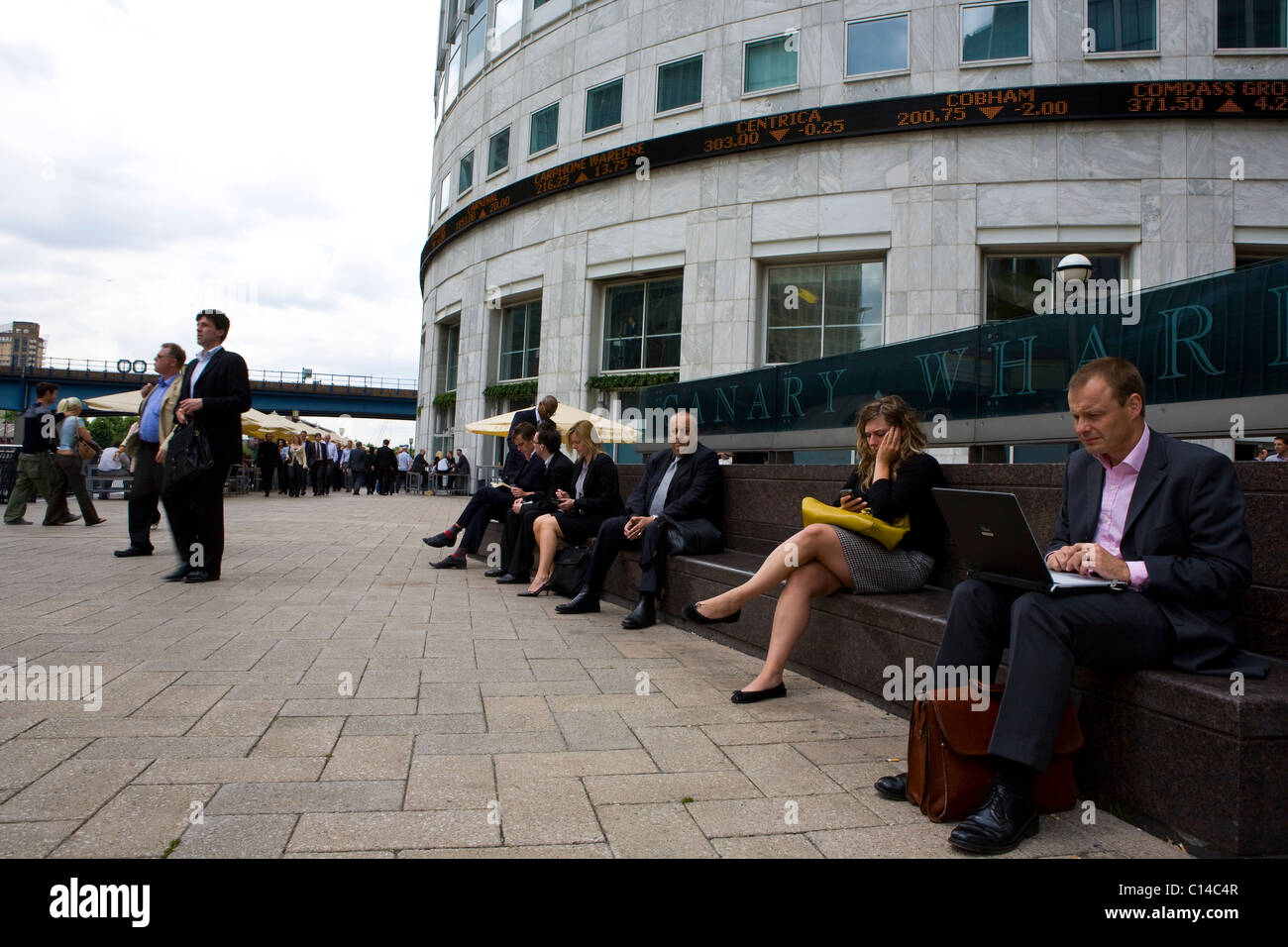 Banker mit Mittagessen in Canary Wharf, Isle of Dogs, London, der Financial District of London Stockfoto