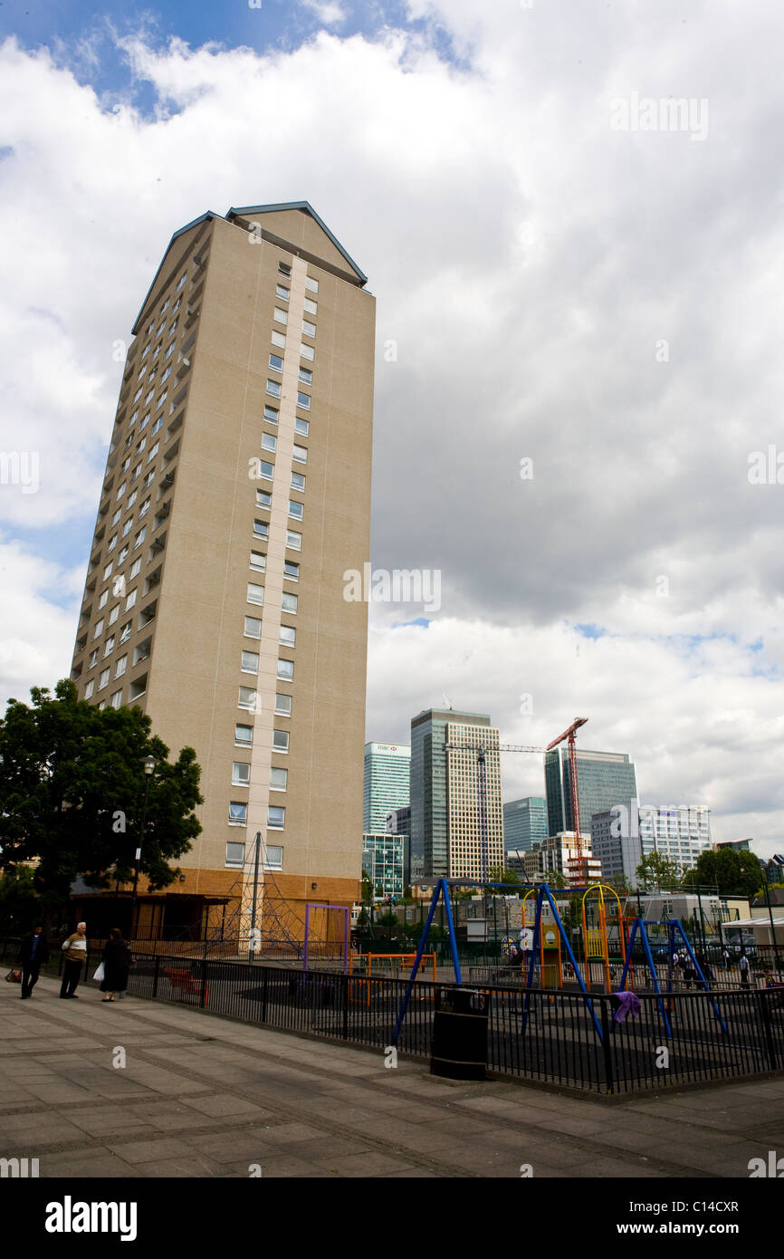 Sozialwohnungen Block steht im Schatten von Canary Wharf, Isle of Dogs, London, der Financial District of London Stockfoto